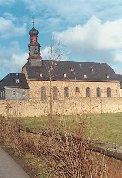 Klosterkirche mit dem Priorinnengebude (Foto: M. Breitmoser)